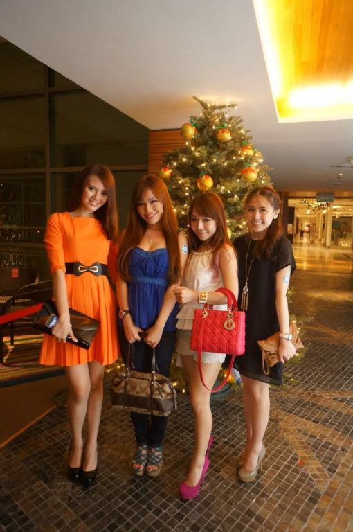 Everyone was beginning to get inthe Christmas mood