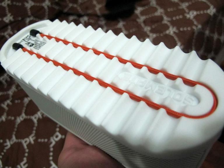 The vibration-damping non-slip rubber sole also houses the 3.5mm cable. Why a rubber sole? So you can play on almost any surface without those anoying vibration sounds to disturb your music!