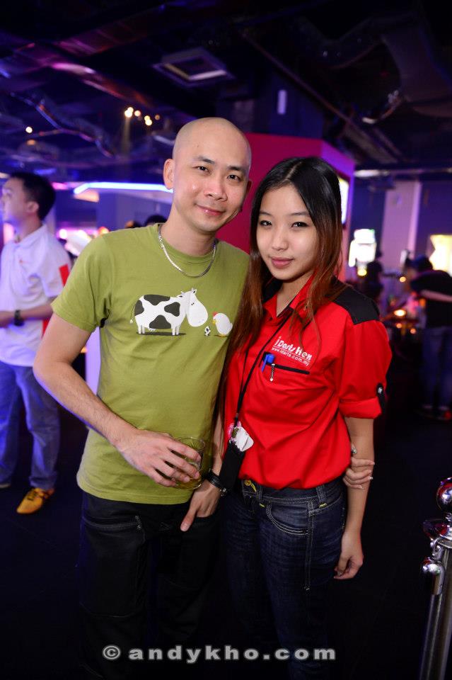 Andy Kho with a cute darts instructor. I Darts has quite a number of them!