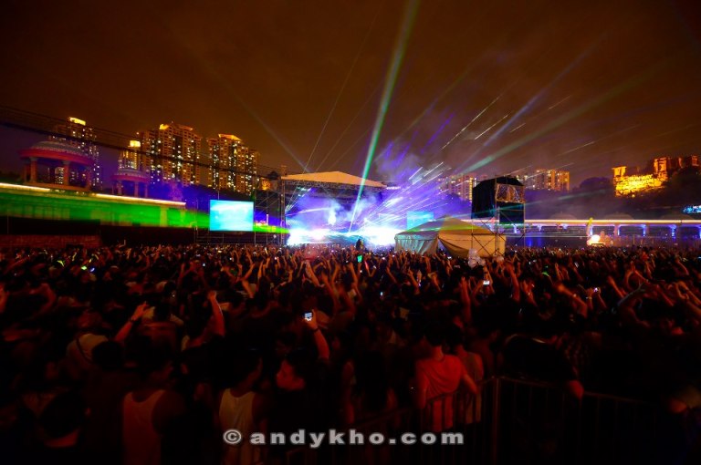 The whole beach was packed! After all this was Swedish House Mafia's final tour.