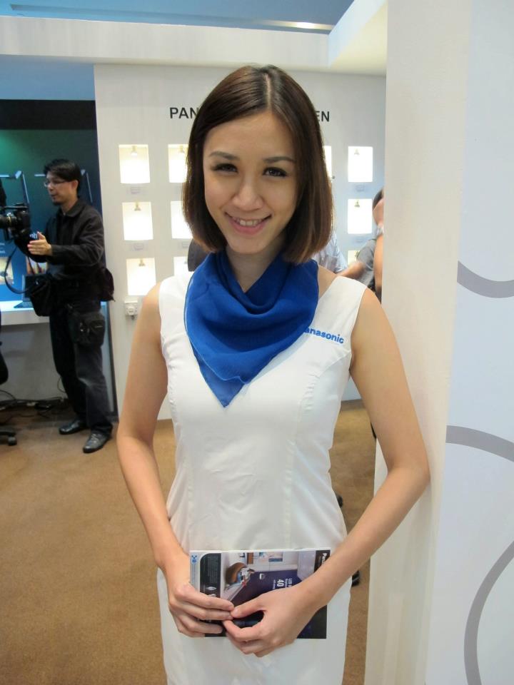 A bit more eye candy - the pretty Jessica How. Ok now back to business.