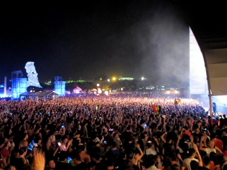 600361_592985667397453_958907117_n