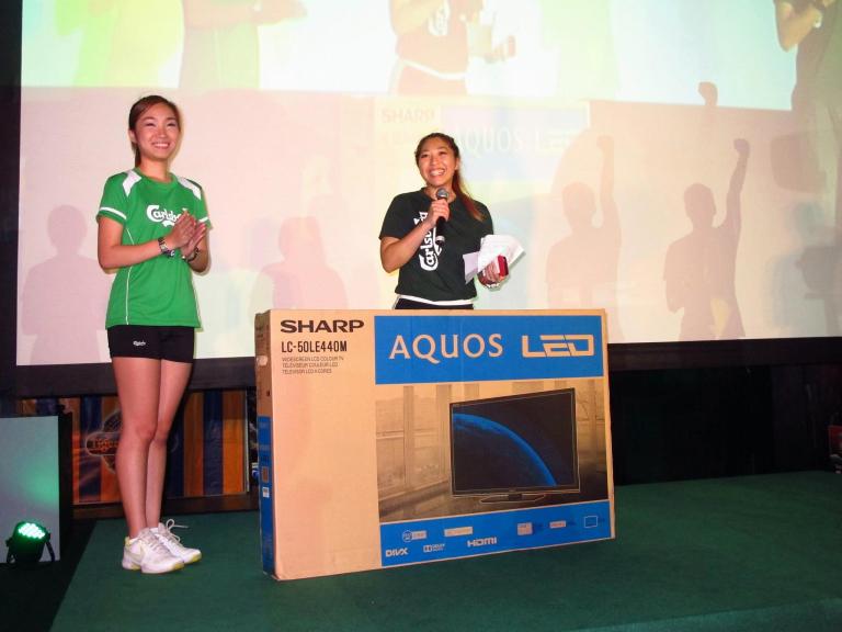 The grand prize for the games that consumers could participate in that night was a 50" LED TV! Unfortunately I didn't win it but I did manage to win a fully customized orginal EPL jersey! Yay!