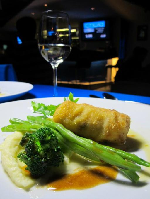 Golden brown chicken rouladePan fried chicken breast with basil pesto,sundried tomatoes,steam vegetable and creamy mash potatoes with the thyme jus