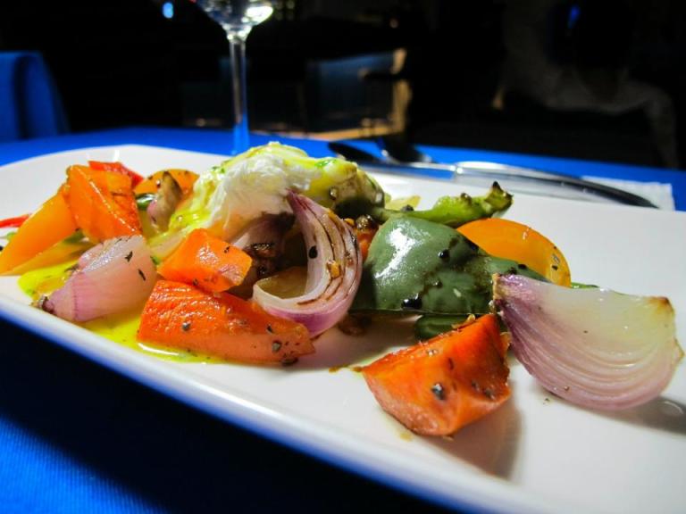 Nicoise Salad - Roasted Mixed vegetable, vinaigrette dressing served with soft poached egg hollandaise sauce on top. Had trouble pronouncing the name of this dish. I liked the bell peppers though as they lent some acidity to the dish! Once again the salad was not drenched in dressing!