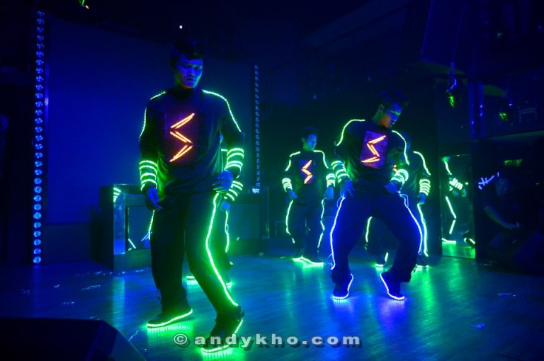 With Elecoldxhot taking to the stage soon after with a futuristic dance performance. They were the Astro Battleground 2008 champion and 8TV Showdown 2011 champion and put on an electrifying show!