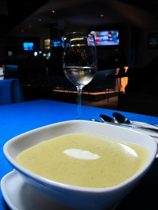 Crème of Broccoli Soup - broccoli cooked with veggie stock and white cream served garlic croton, sour cheese on top. I'm not really a broccoli fan but I thought this was ok. The girls seemed to like it though.