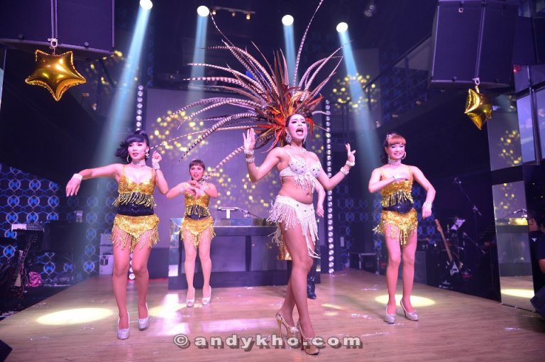 Her dancers took to the stage to let the crowd catch their breathe from all the laughing