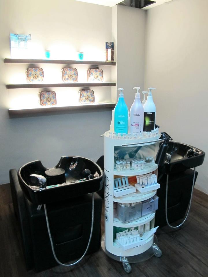 The hair wash area stays true to the overall theme.