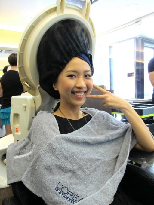 After colouring it's time to put back some moisture into her hair with some treatment and some err "gwiyomi"?