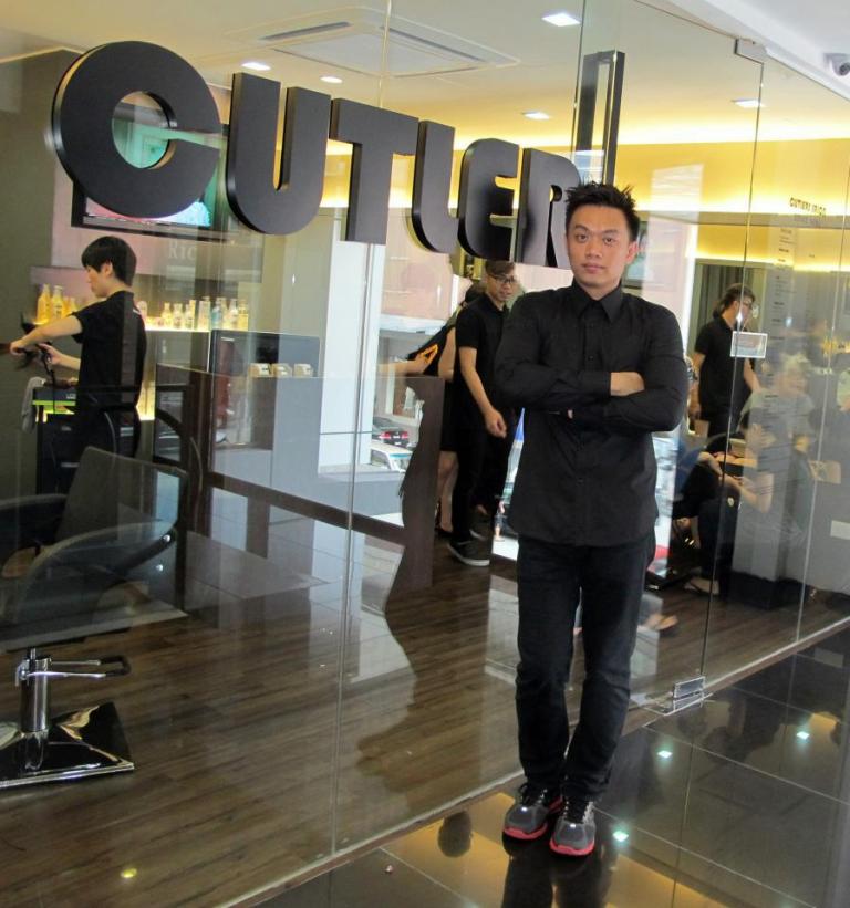 We decided to go to the sister outlet which is located just a street away in Telawi Square. Here's Shawn's twin brother Gibson who runs this outlet.