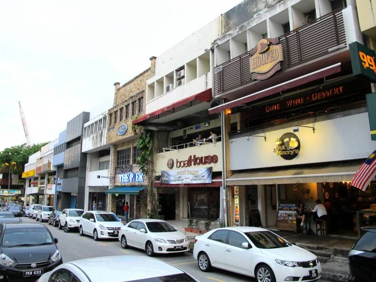 Hoofed is located in TTDI above Tom, Dick & Harry's and along the same row as Artisan Roast Coffee and Maybank