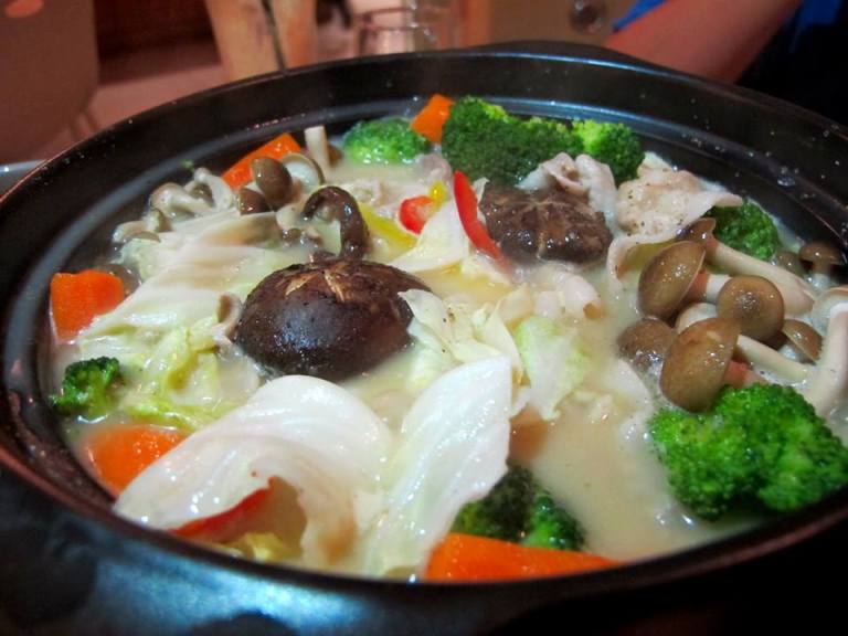 And after a couple of minutes it's ready to eat! The broth was savoury and sweet at the same time as it has absorbed the flavours of the ingredients while the ingredients such as mushrooms, broccoli , carrots and lettuce were not too soggy as we didn't overcook it. 