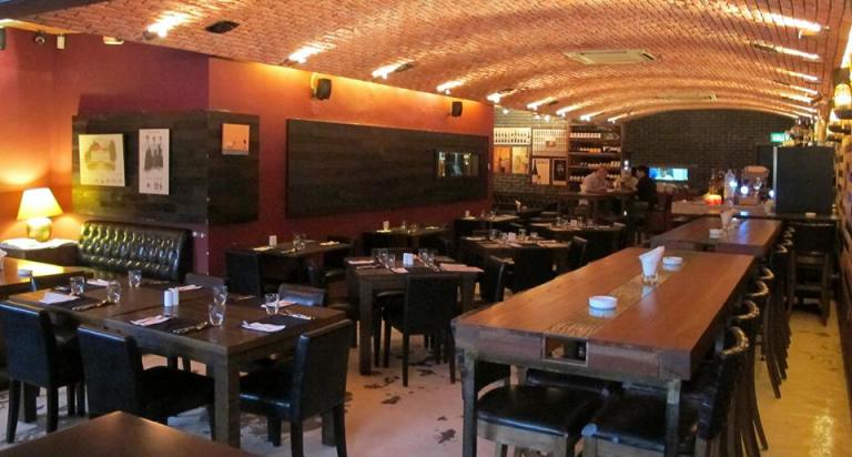 The interior has a warm and cosy ambience and the curved brick ceiling gives me the impression that I'm underground in a wine cellar