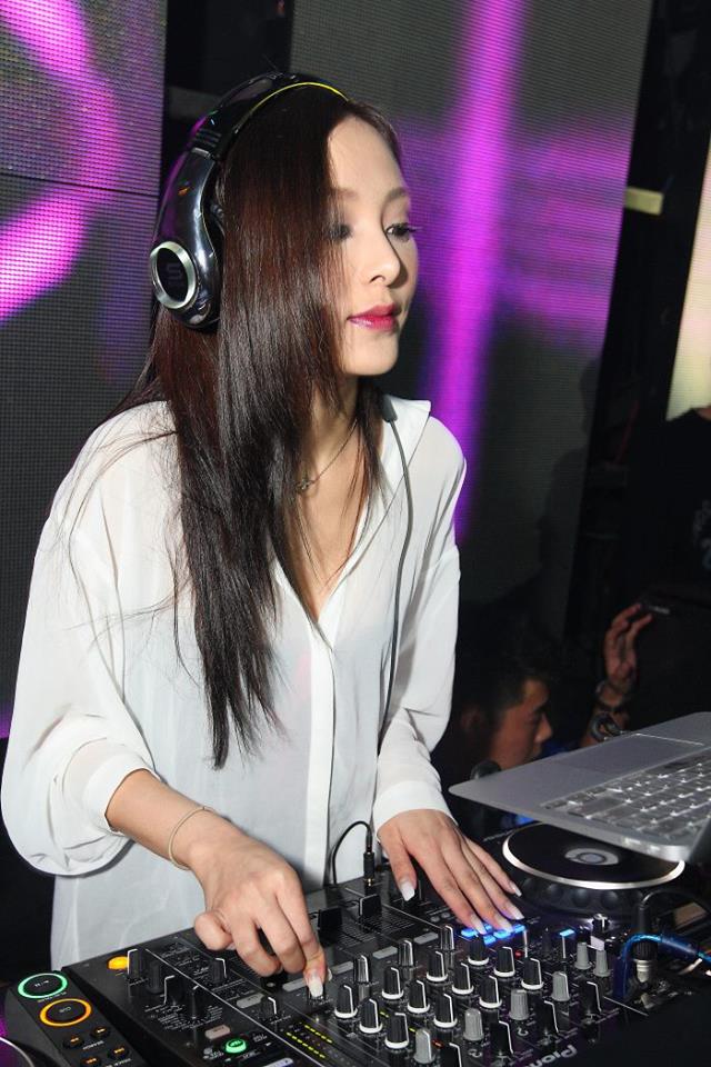 DJ Jeana Ho / Pei Yu He (何佩瑜) on the decks at The Butter Factory KL