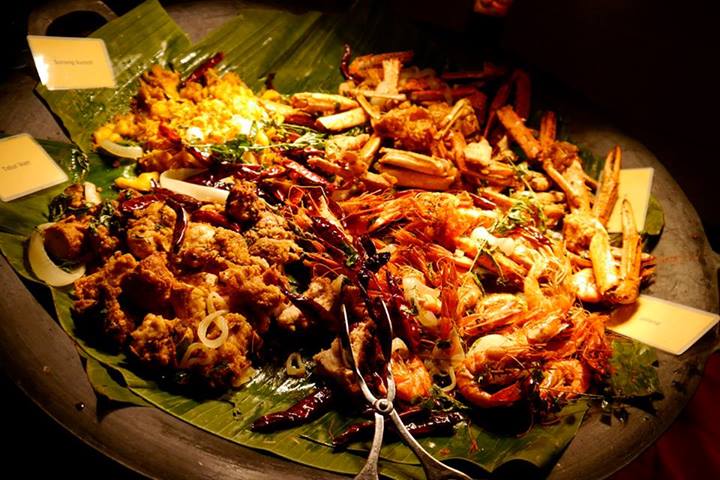 If you like fried stuff (eat in moderation please) you'll be happy to know that there's an entire counter dedicated to it - fried chicken, fried prawns, fried quail, etc. etc. and my fav - fried paru!