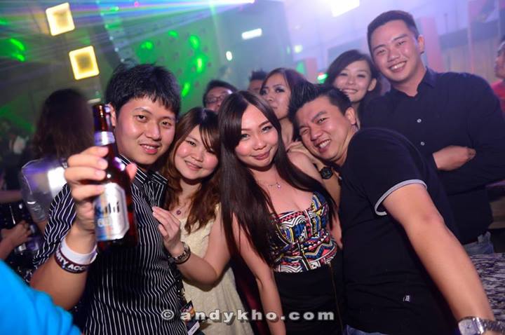 I then left the girls with Andy and kidnapped his cam and walked around the venue to get an up-close view of Penang clubbers. They were actually quite friendly and were happy to pose for some photos for me.