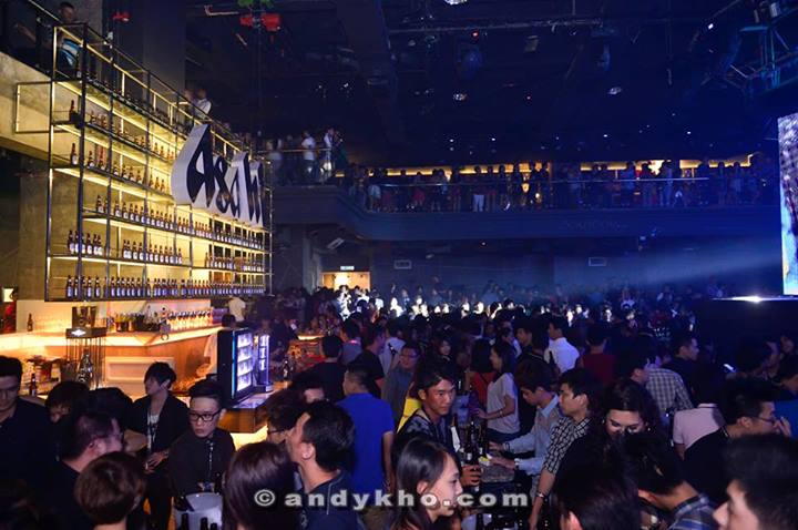 As the night went on the Soju Room got more and more packed with party-goers. After the event, Calvin Khoo, Brand Manager of Asahi Super Dry mentioned that the event was an incredible success with a record high 200% over target in Facebook contest participation and an overwhelming turnout at the party.  Even though it was crowded but there was still room to move and dance along to the music.