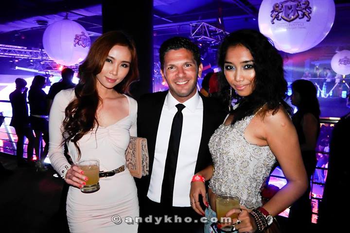 DJ Bento with Chelsea and her friend before his set. We've actually met DJ Bento a couple of times and he always obliges to take pics with us. Nice fellow!