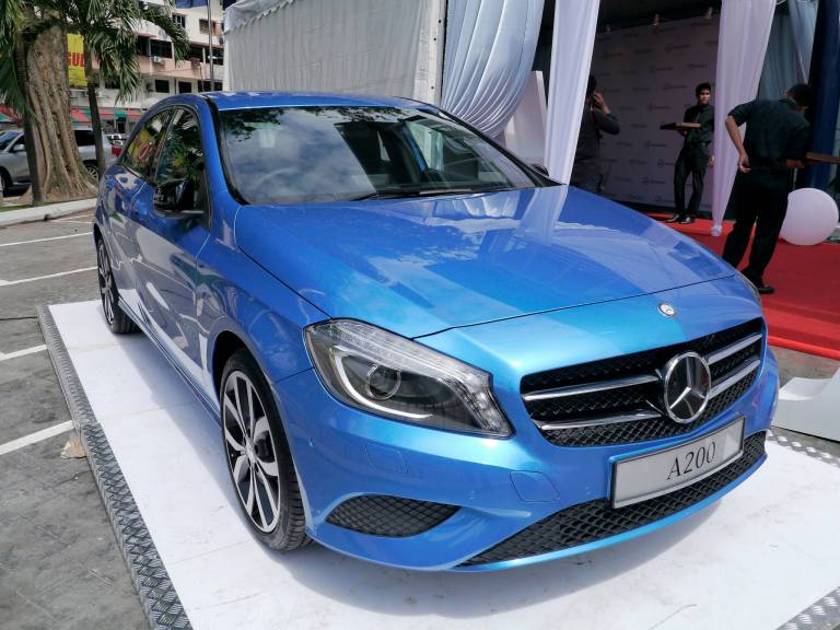 The new Mercedez-Benz A200 was being previewed outside the showrrom. This little baby is powered by a 1.6l Blue EFFICIENCY engine which generates 156hp and 250Nm of torque