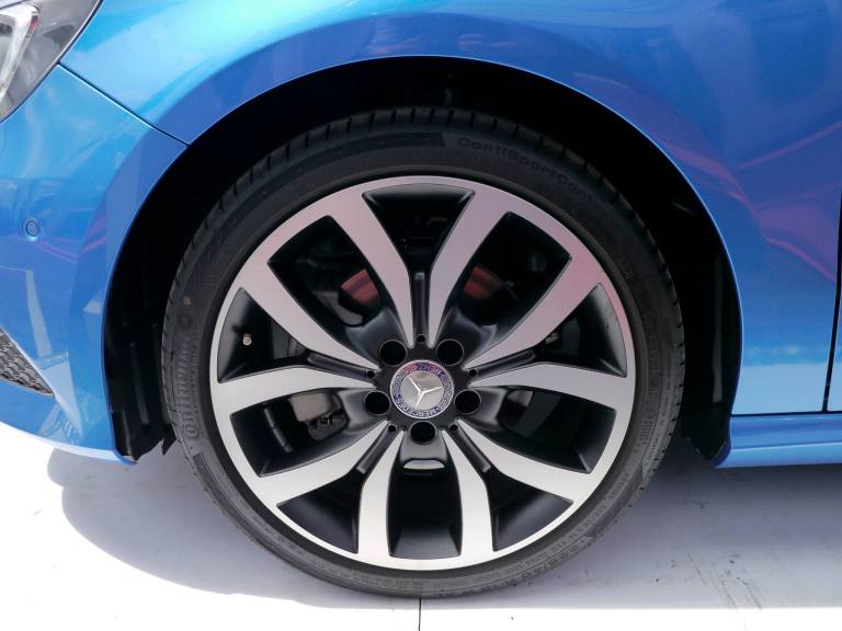 The A200 runs on 225/40R 18 tires while the A250 runs on 235/40 R 18 tires.