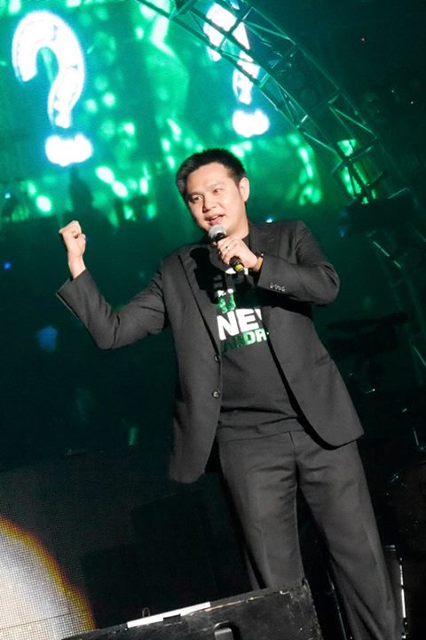 Douglas Lim kicked off the performances with a comedic set that had the crowd laughing and even singing along to the chorus of his modified rendition of Beyond's "Boundless Oceans Vast Skies"