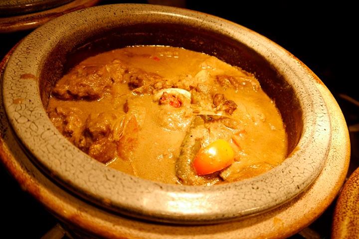 I have never seen so many lovely curries in one place ever! Try their Prawn Curry!