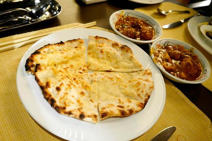 There were a lot of mains to choose from - Malay, a bit of Chinese and a decent Indian food counter. I had not had naan for quite some time so I had one with some spicy lamb kofta and chircken curry!