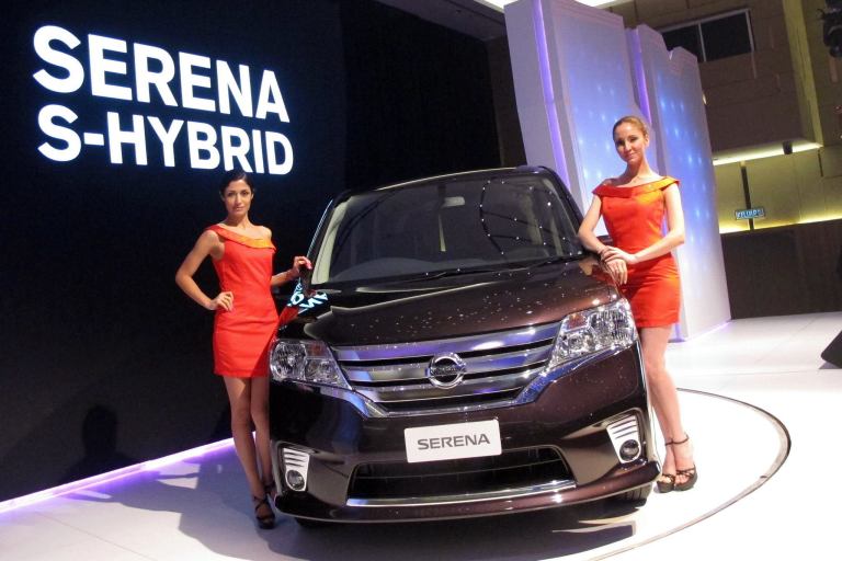 The Nissan SERENA S-HYBRID features blue headlight inner lenses, high-intensity LED rear combination lights, a clear LED High Mount Stop Lamp. 