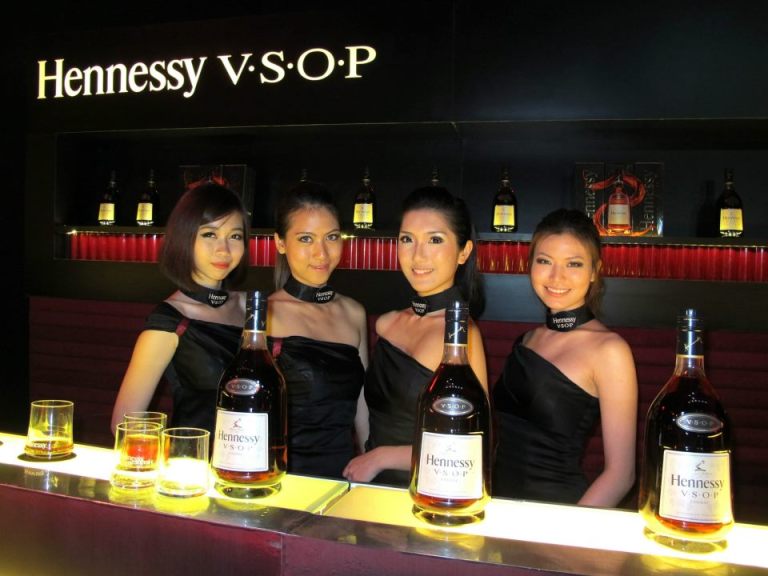 387671_446881785358294_203782437_n