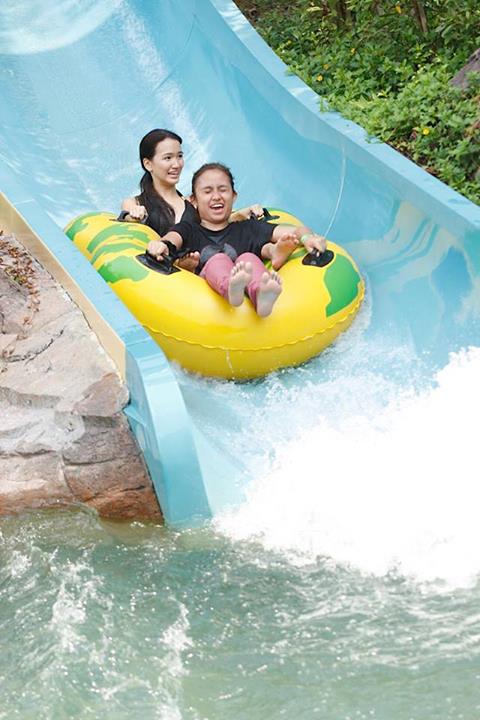 There was a long Q at the Water Obstacle ride and team members had to use their charm to persuade other patrons to let them go first. Teams had to spot the letters on the way down the water slide and relay them to the marshal.