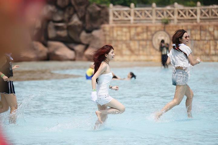 The White, Purple and Black teams were franticly searching the huge Surf Pool