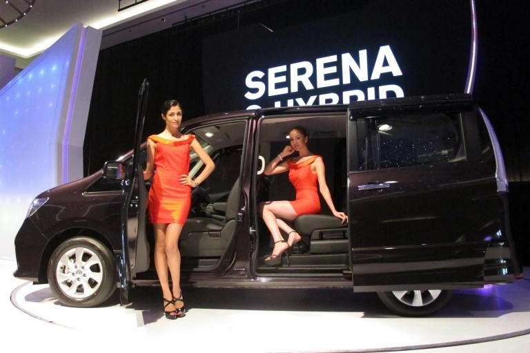 Getting in and out of the Nissan SERENA S-HYBRID is very convenient with the powered sliding doors on both sides of the vehicle. Just one touch is required on the door handle to operate the sliding doors which offer the largest opening in its class (802mm wide and 1,308mm tall) for ease of ingress and egress. The SERENA S-HYBRID’s third row can be accessed in different ways – either through the centre walk-through or the left side, 