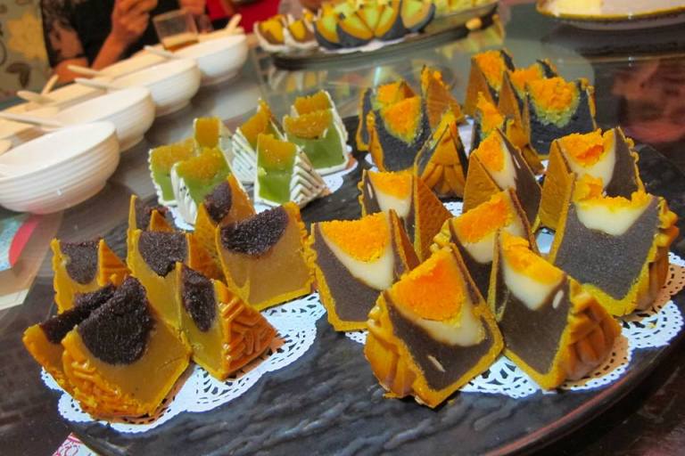 I've never eaten so many types of mooncakes in one sitting before!