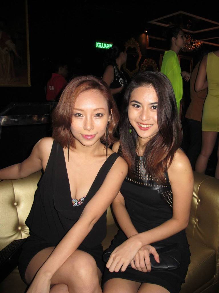 Spotted sexy DJ Nikki and FHM Girl Next Door 2010 Yvonne Sim