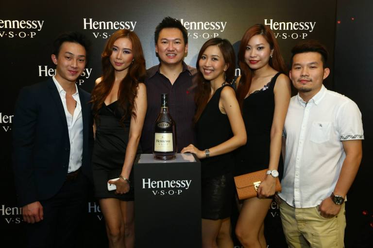 1149421_568572703189201_392949379_o