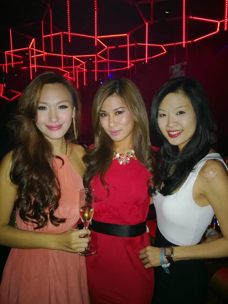 Weena Marcus, Lee Yvonne and Kaylee. Shot this pic with a smartphone I'm reviewing. Didn't bring my camera that night.