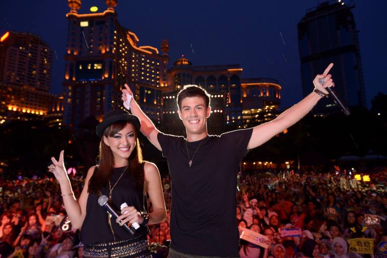 MTV VJs Hanli (on the left who I think is really really cute) and Alan (right)