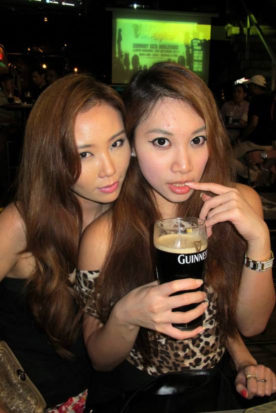 MHB's Chelsea (L), Sarah (r) and Alvynna (not in the pic) joined me for the party