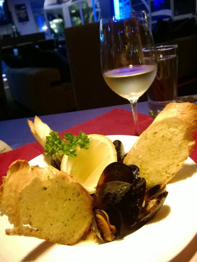 Australian Wine Infused Mussels - RM17.80++ - We liked this one a lot. The sauce was finely balances, not too creamy or sour and it was gently infused with garlic and herbs. I hate places which stinge on their garlic butter for their garlic toast and I'm happy to report that Chulo is definitely not one of them. BTW don't share this dish between more than two people because you won't be able to get enough of this.