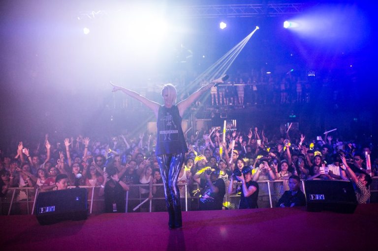 When she finally took to the stage the crowd went wild!