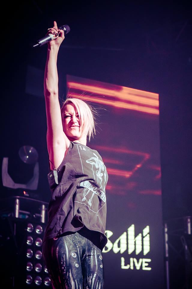 Emma Hewitt came out for 2 sets and totally had the crowd eating out of her hand and singing along to her numbers.