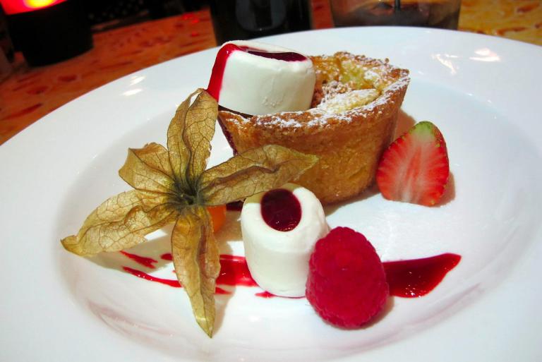 Dessert Tortina di sable di pere e crema cotta al limone, mousse di semifreddo allo yogurt Small Pears and Custard Cream Sable Pie with Frozen Yogurt Mousse 