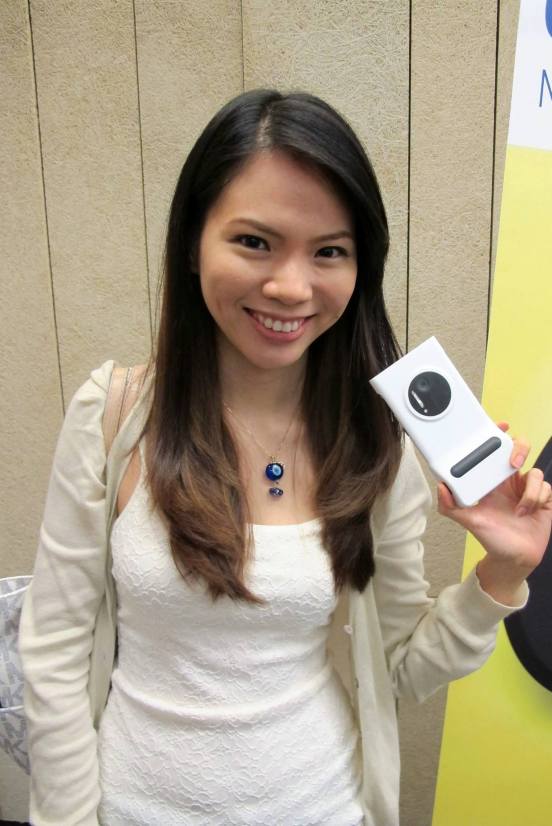 Mei Sze showing the back of the Lumia 1020 equipped with the camera case.