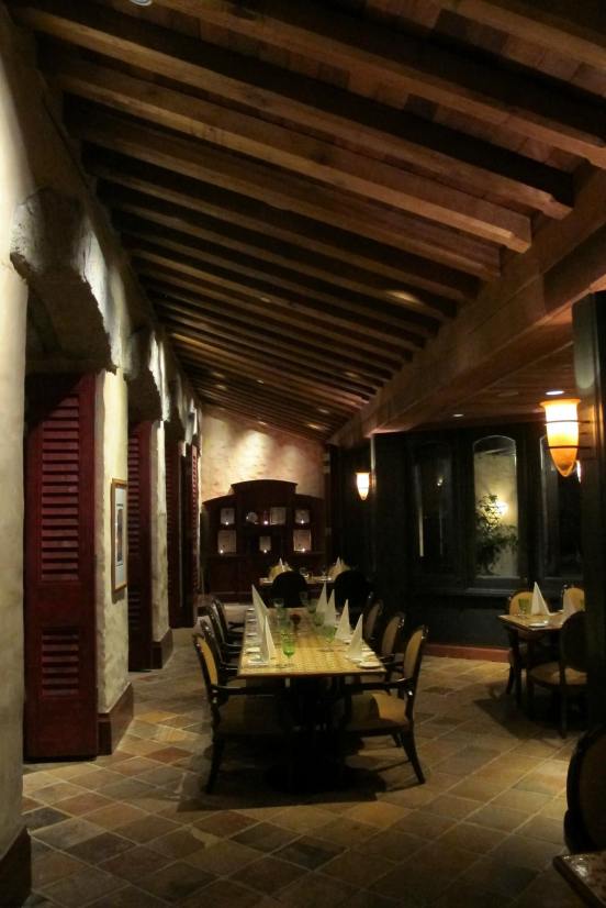 The dim lighting and soft piper Italian music in the background makes it a really suitable place to bring your date