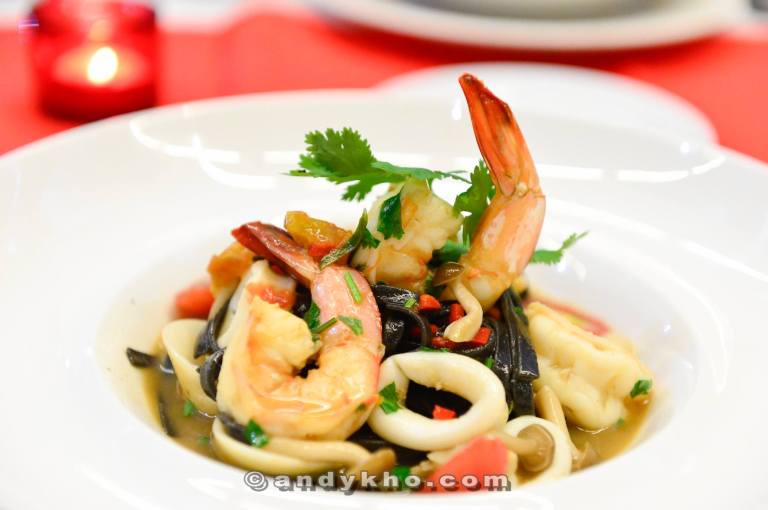 Tagliolini neri con Capesante - RM60.00 - Squid ink tagliolini with Hokkaido scallops, prawns, rucola and aglio olio sauce. Seafood lovers rejoice! This pasta dish has so much fresh seafood you'd mistake the pasta for a side. The pasta was cooked al-dente while the sauce was not too heavy.