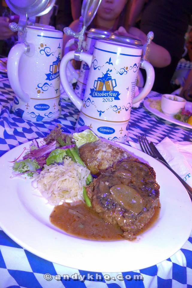 And my beef steak thingy (sorry lar but I forgot the exact name) abd that's my limited edition GAB's Oktoberfest 2013 1 litre stein with a cover to prevent foreign objects from falling into your beer.
