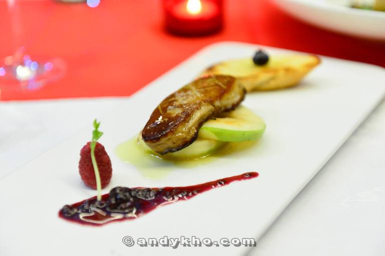 Fegato d' Oca - RM68.00 - Pan-fried foie-gras served with roasted apple, port wine sauce and micro lettuce on toast. There's nothing more decadent than foie-gras - that rich and earthy taste balanced out by the sweetness of the apple and the sauce while the crusty toast added some variation in texture.