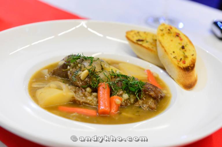 Chef selection of stew - RM30.00 - this dish changes according to the available ingredients and this time round we had a Barley Lamb Stew. A very tender leg of lamb in delicious barley sauce with potatoes and vegetables and garlic bread on the side. The chef explained that this was a traditional Italian lamb stew and I thought it was a nice change to the normal lamb dishes. Very reasonably priced too.