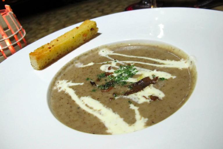 Signature Mushroom Soup - RM19.00 - with truffle oil, sauteed Chantrelle mushrooms, blended trio of wild mushrooms, and creme. By now I'm sure you know that I really really really like a good mushroom soup. This one is one of the better ones that I've tried and the piece of garlic toast was very delicious too especially when dipped into the soup. The soup was not overly creamy and seasoned just right.